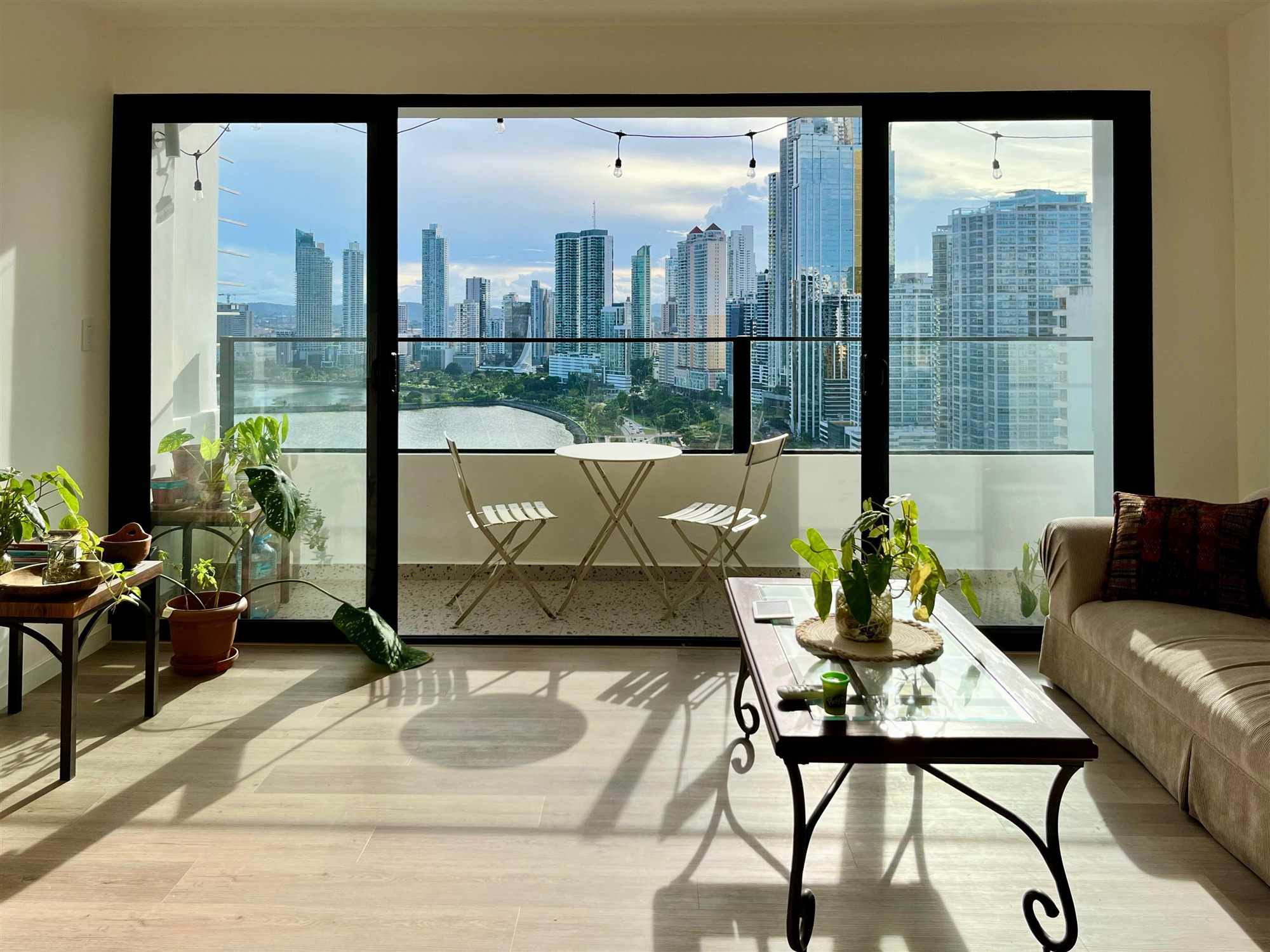 Salón reformado en Posada del Rey, Punta Paitilla, con vista al skyline